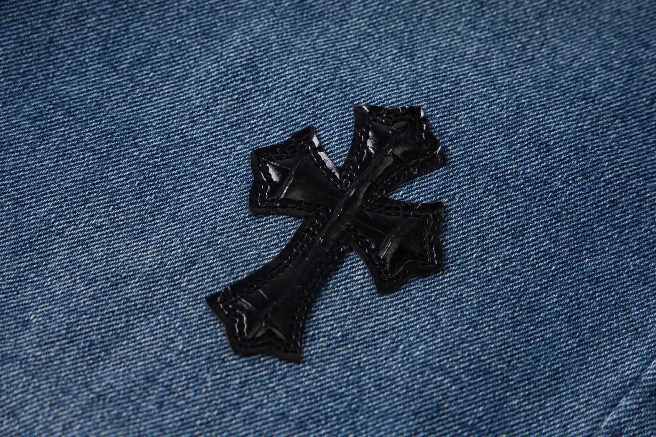 P220 Chrome hearts print stitching black leather classic washed jeans. Really restores the ultimate vintage texture. Three-dimensional version. Loose and comfortable, not picky on the figure. Makes taller and slimmer. Factory precision. Original factory quality control. Same style for men and women. Can be matched with couples. Versatile recommendation. Must-have jeans for all seasons. Fashionistas have been disappointed. From the quality selection of fabrics, the tailoring of details, and the matching of patterns, they are all impeccable! The upper body is so handsome when worn...it can be easily worn by men, women and children! The craftsmanship is made of heavy-duty washed pure cotton denim fabric. After washing, it is soft and thick. It is very stylish when worn on the body. Style number: 1760# Color: blue Size: 28 30 32 34 36